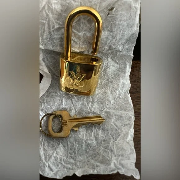🎉AUTHENTIC Louis Vuitton Gold  Lock and 1 Key - Picture 4 of 8